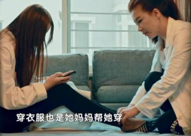 巨婴女孩16岁还要喂饭,24岁女巨婴因生活费与父母大吵