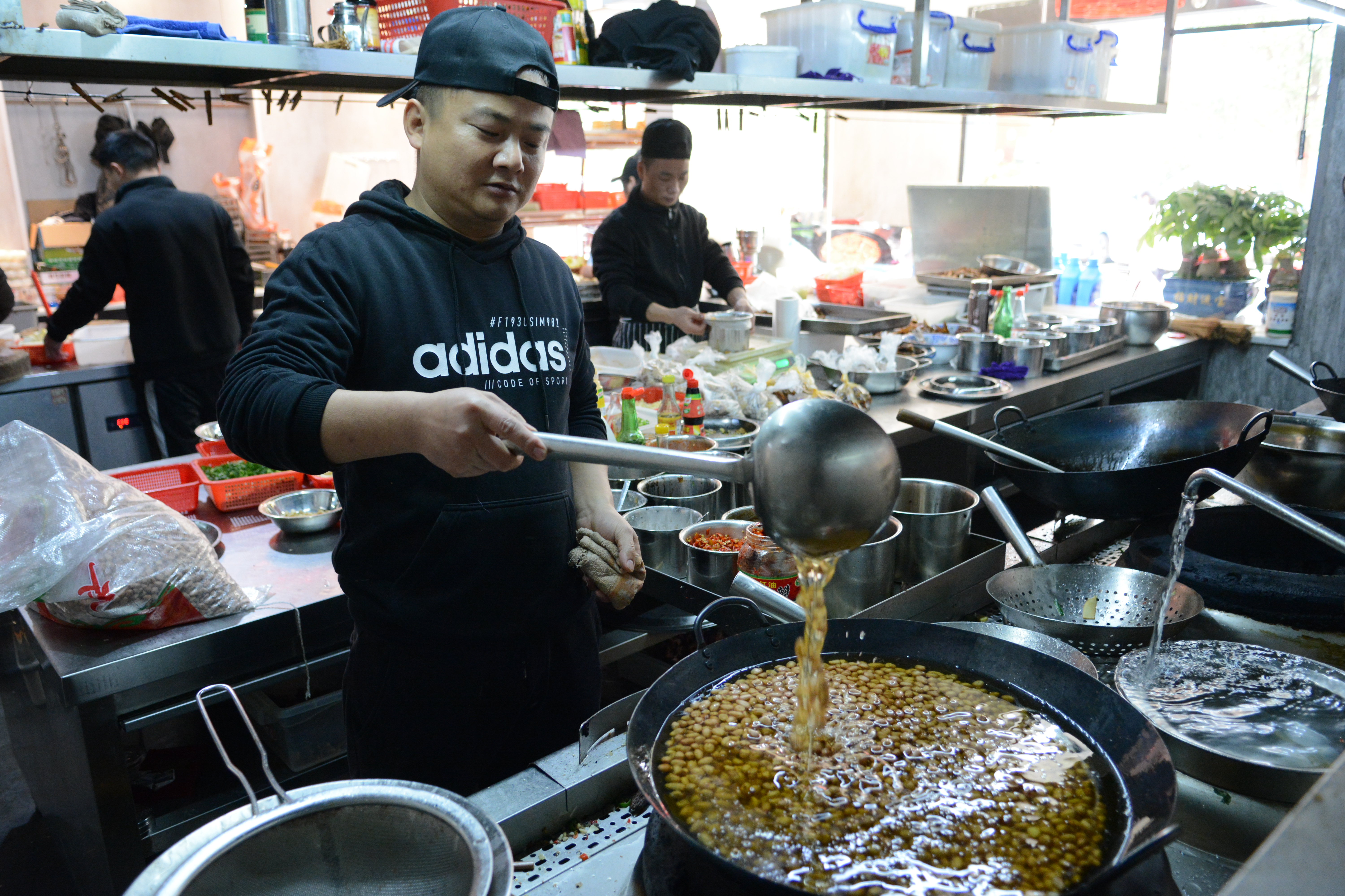 长沙河西含光路山水新城的“柒七酒餐馆”升级巨惠迎牛年