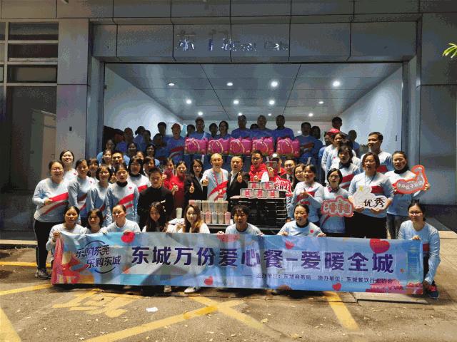 冬日里的温暖传递,冬日的温暖和幸福在彼此间传递