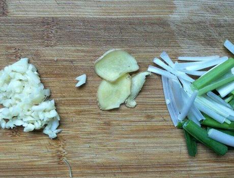 煎鱼时油溅到脸上会留疤吗,煎鱼油溅起来