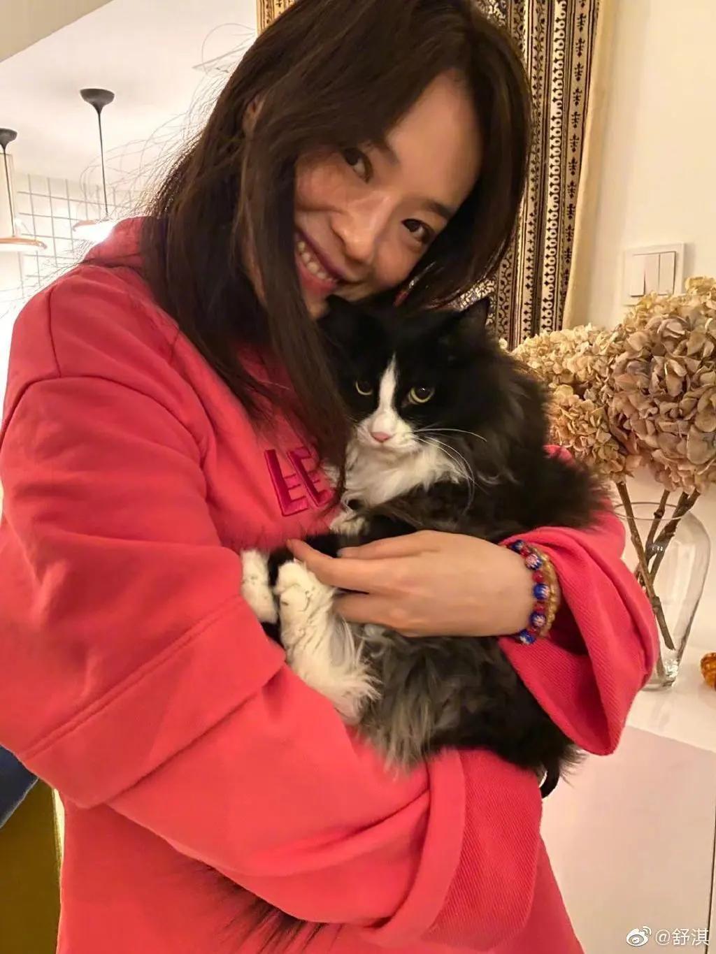 舒淇晒两人合照为丈夫庆生,舒淇与老公十指紧扣甜蜜恩爱