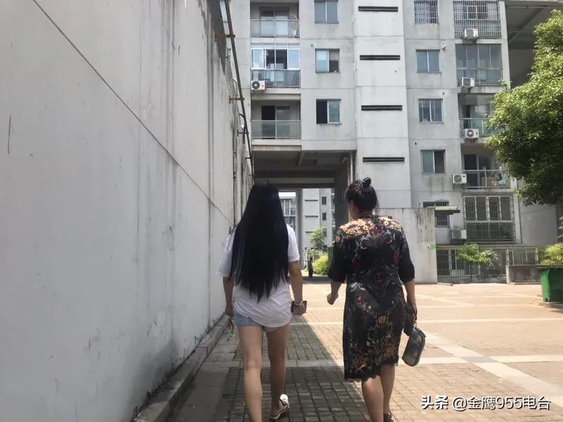 变态男!光天化日下频偷长沙一小区女性贴身内衣裤