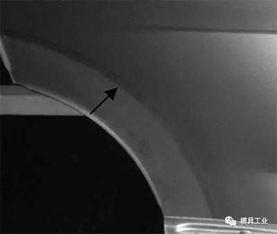 汽车后门角边有点凹进去怎么修复,汽车后门有弧度怎么刮腻子