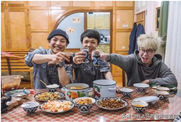 三个人一辆面包车环游世界,3个小伙开面包车