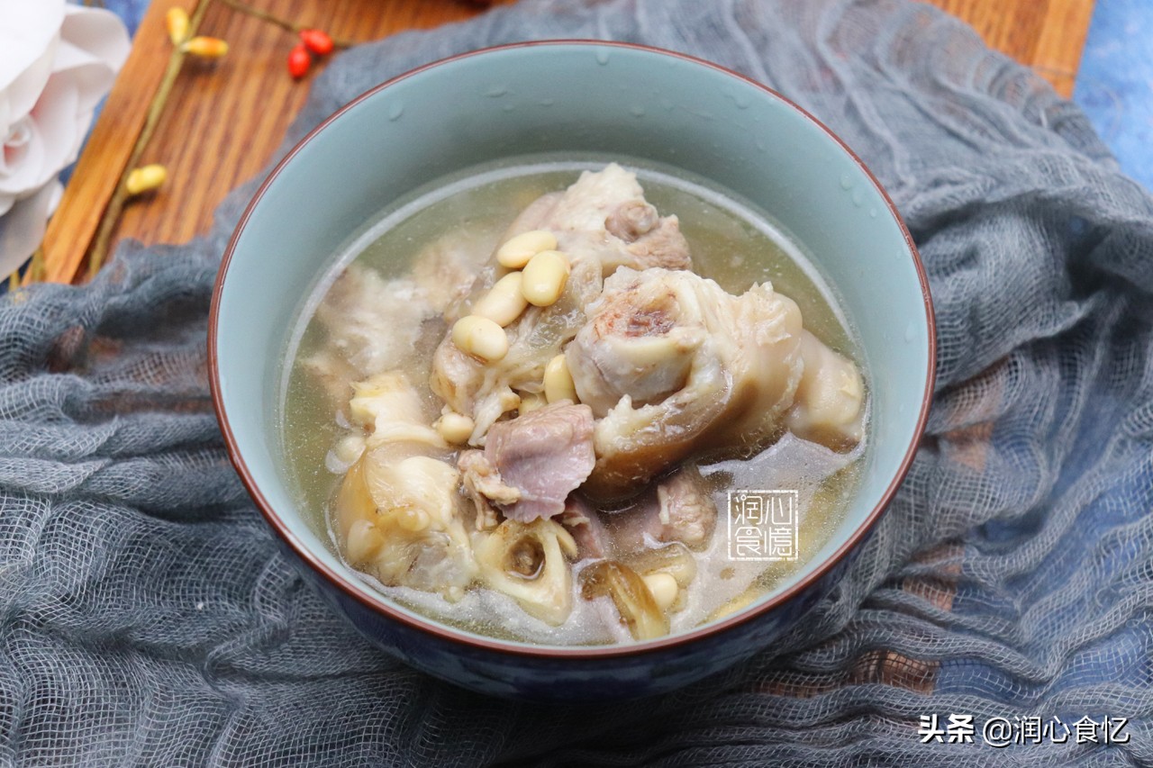 猪蹄炖黄豆怎么做才会奶白,黄豆炖猪蹄不加料酒