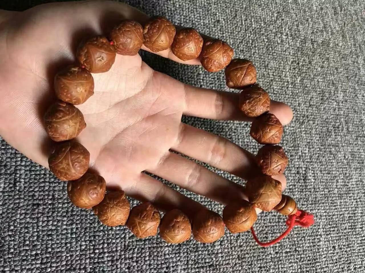 这些怪模怪样的文玩，却受到大家热烈欢迎的追捧，价值还不菲呢