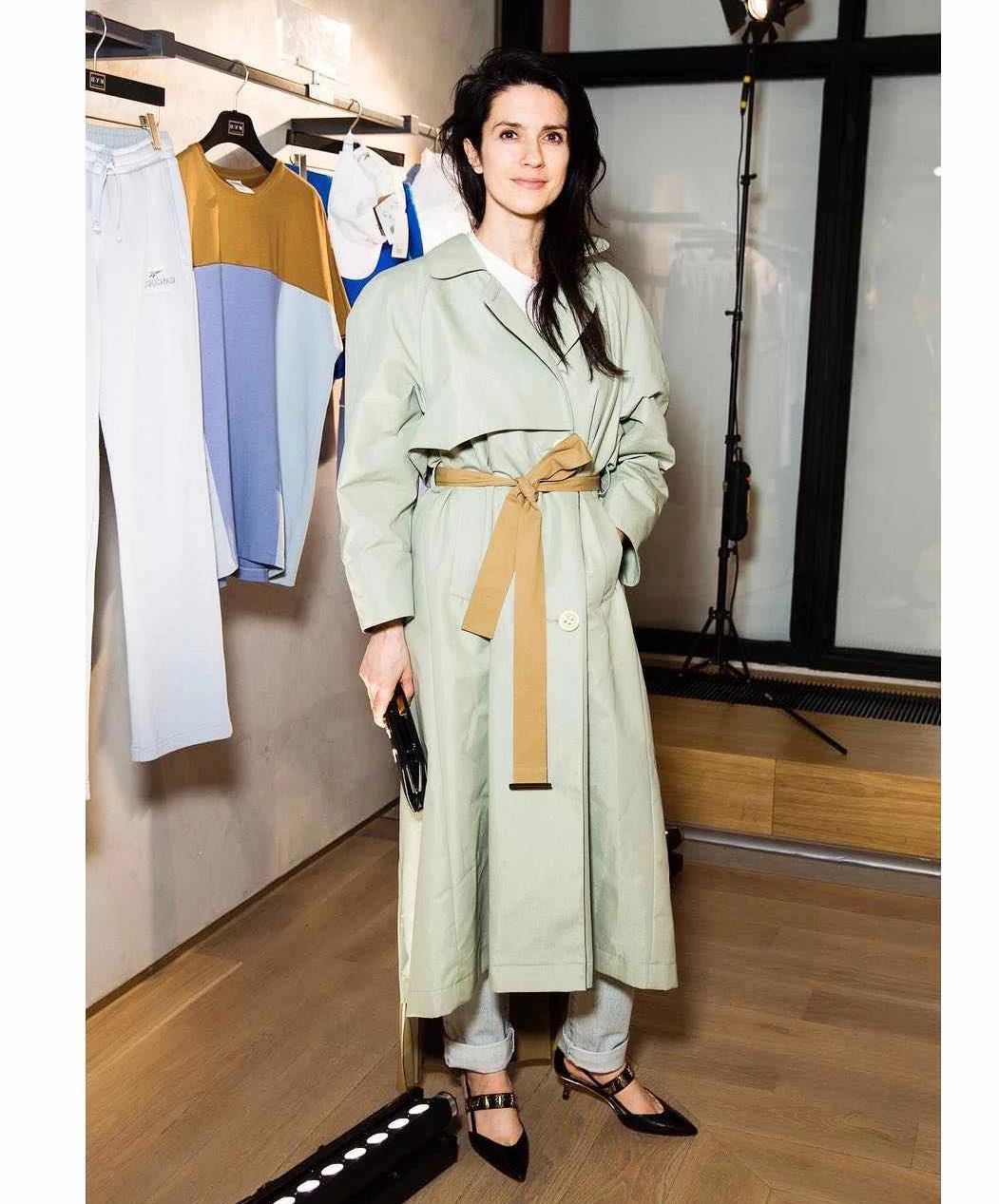 聪明女人秋冬季节也少不了腰带，外穿内搭都可以，明星都喜欢