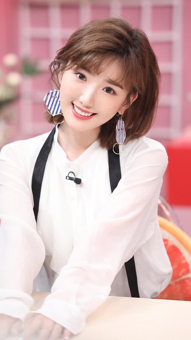 脸大圆脸适合直发图片,圆脸脸大的女生适合烫发还是直发