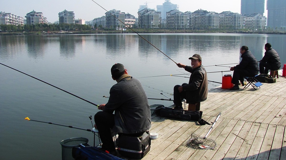 鱼竿扛把子,黑棍鱼竿为什么坑坑洼洼的