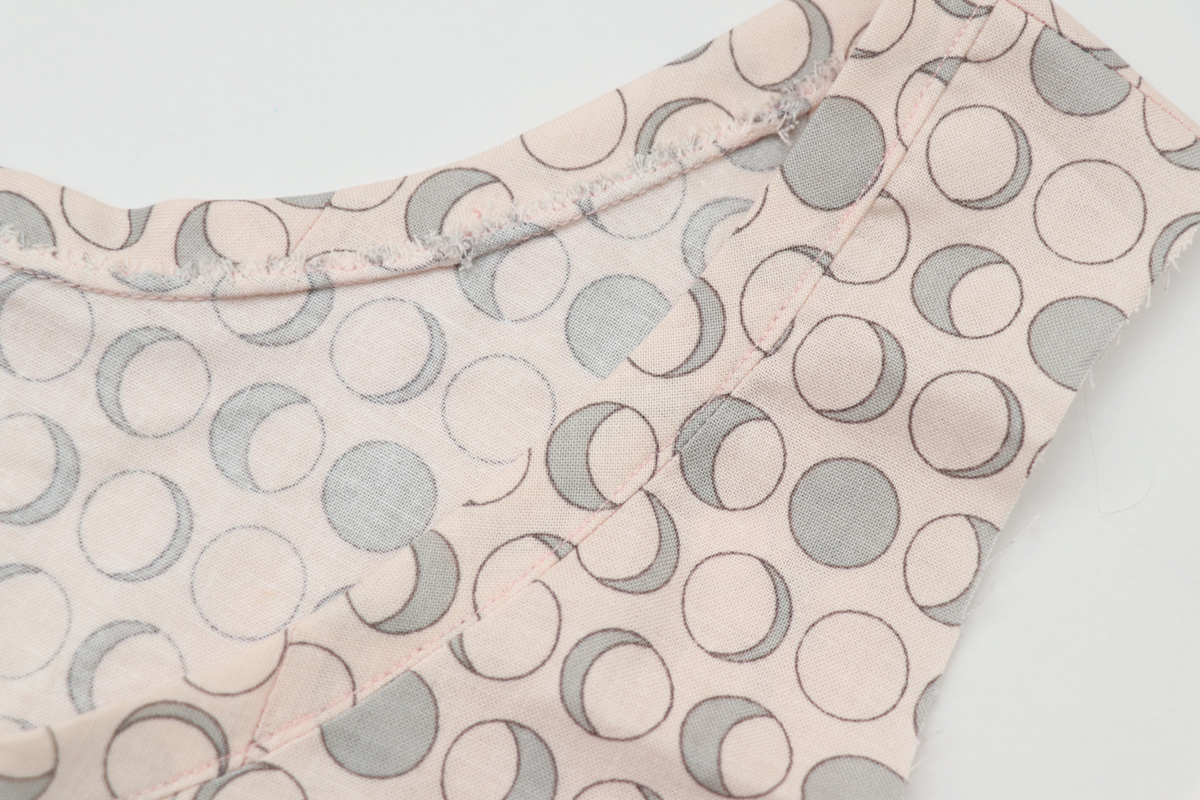 领口和领子的缝合方法,v领领口中间有三针平针缝合方法