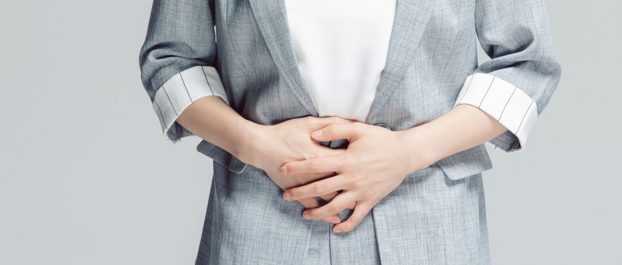 女孩子第一次使用酒店浴缸,第二天*处私**长了痘痘,是性病吗?