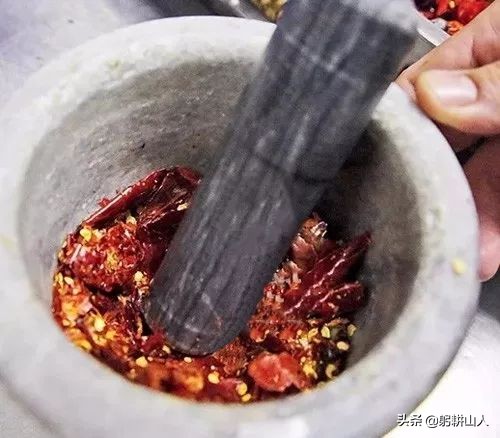 凉菜红油与热菜红油区别,红油辣椒油哪个牌子拌凉菜好吃