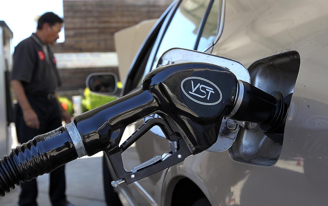 汽车油表灯亮了继续开伤车吗,汽车油表灯亮继续跑水温高吗