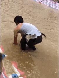 搞笑GIF动图：原来姑娘才是大力士，后面的黑人哥们都看呆了