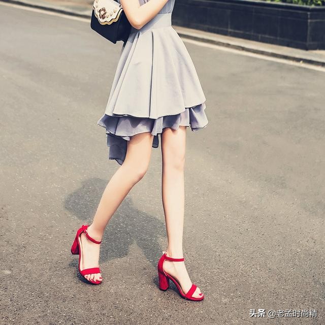 选来选去还是原来的好看,女生怎么穿高跟鞋才迷人