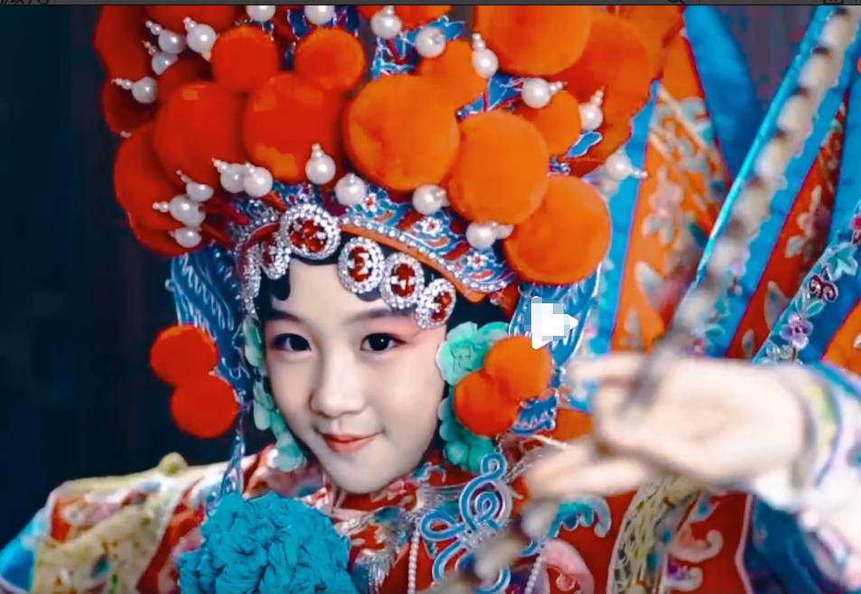 12岁星二代贝儿晒京剧扮相，一颦一笑充满韵味，网友：妩媚的陆毅