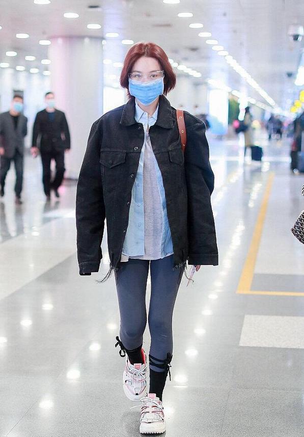 张馨予真是太会穿了!故意拿白袜“包”无痕裤,结果成00后潮流