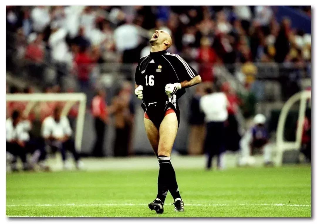 足球场上吐痰不怕滑铲弄到身上吗,为啥足球运动员吐痰