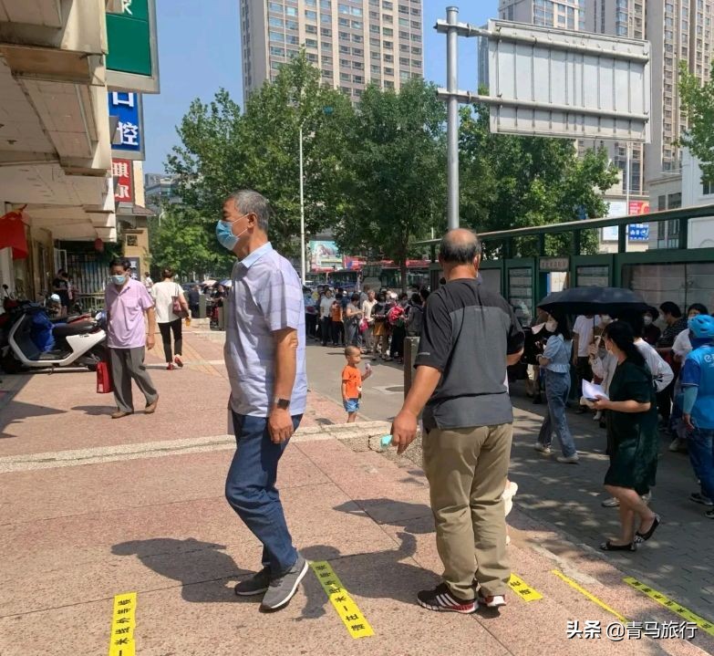 老字号排队买月饼人多 (实拍天津人排队买月饼)