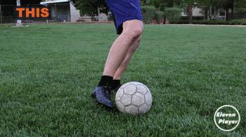 足球基本知识和球性,足球基本功训练拉球绕过另一条腿