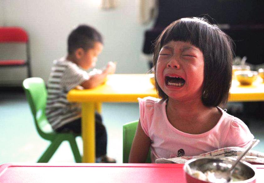 孩子被老师掐青了脸怎么办,孩子被老师掐脖子家长怎么处理