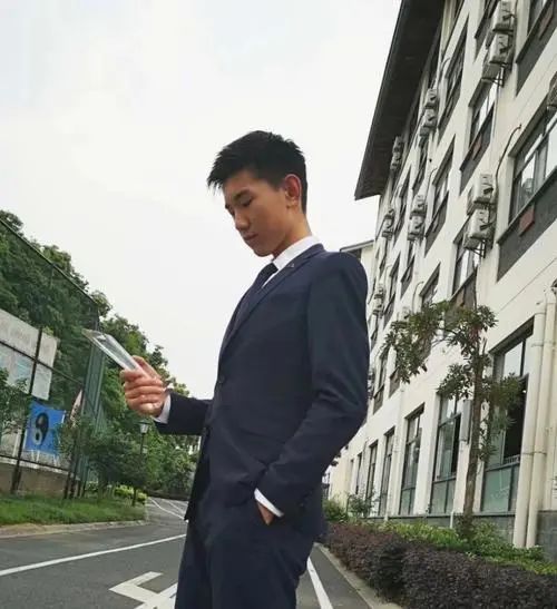 年仅20岁北美高材生张一得自杀去世，网红单亲爸爸遭质疑