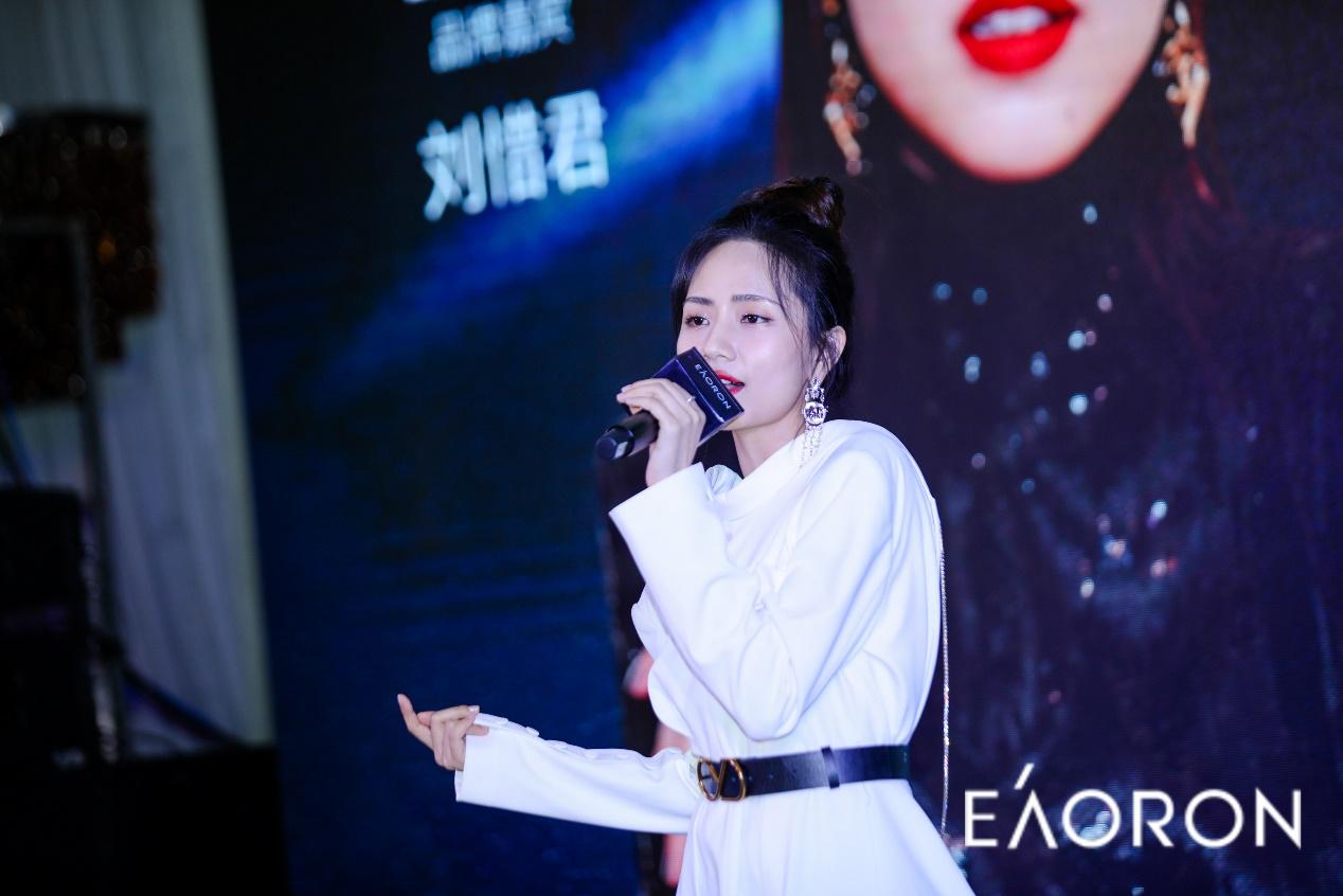 马锐刘惜君亮相EAORON新品发布盛典，现场带货嗨翻全场