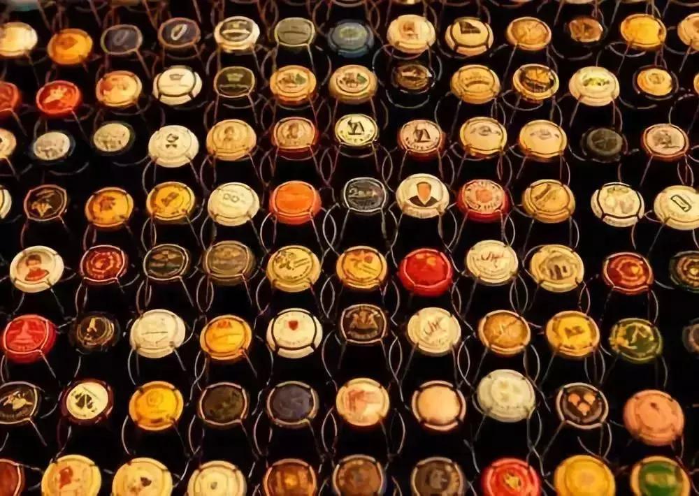 为什么香槟的瓶塞需要用铁丝固定,香槟的瓶塞是几层闭合式设计