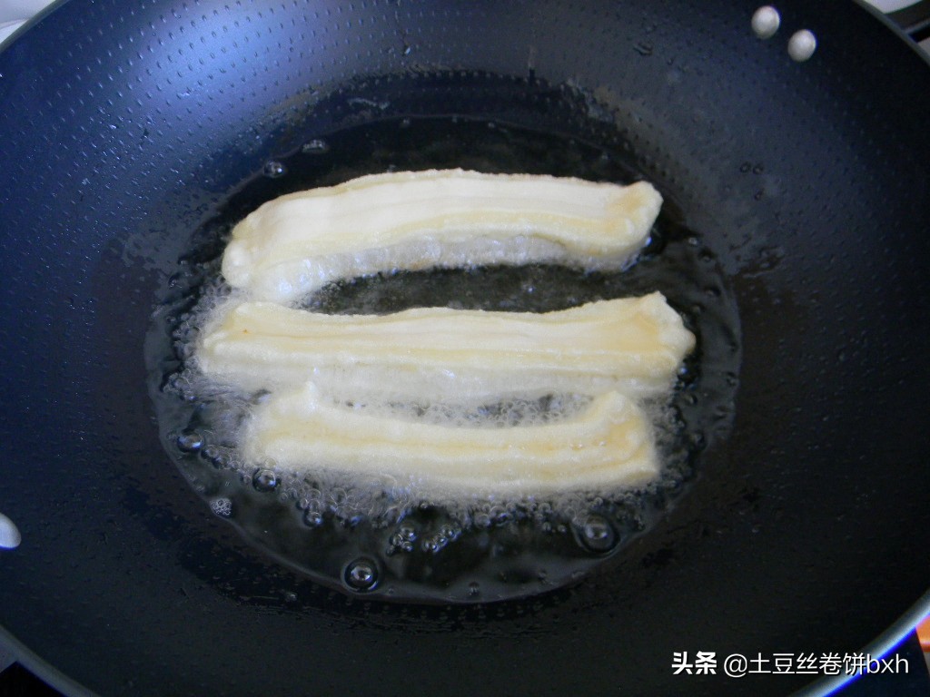 网红酸奶油条怎么做又蓬松又香,冷冻网红酸奶奶油大油条做法