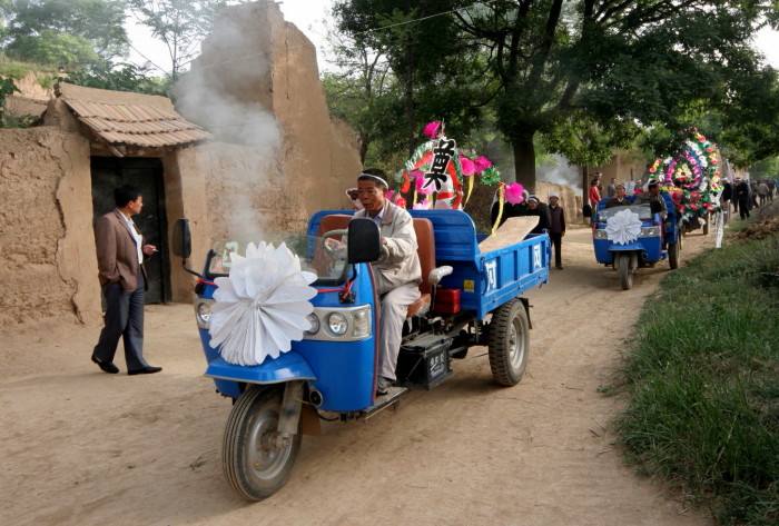 当喜事遇到白事怎么办,喜事碰到白事谁该让路