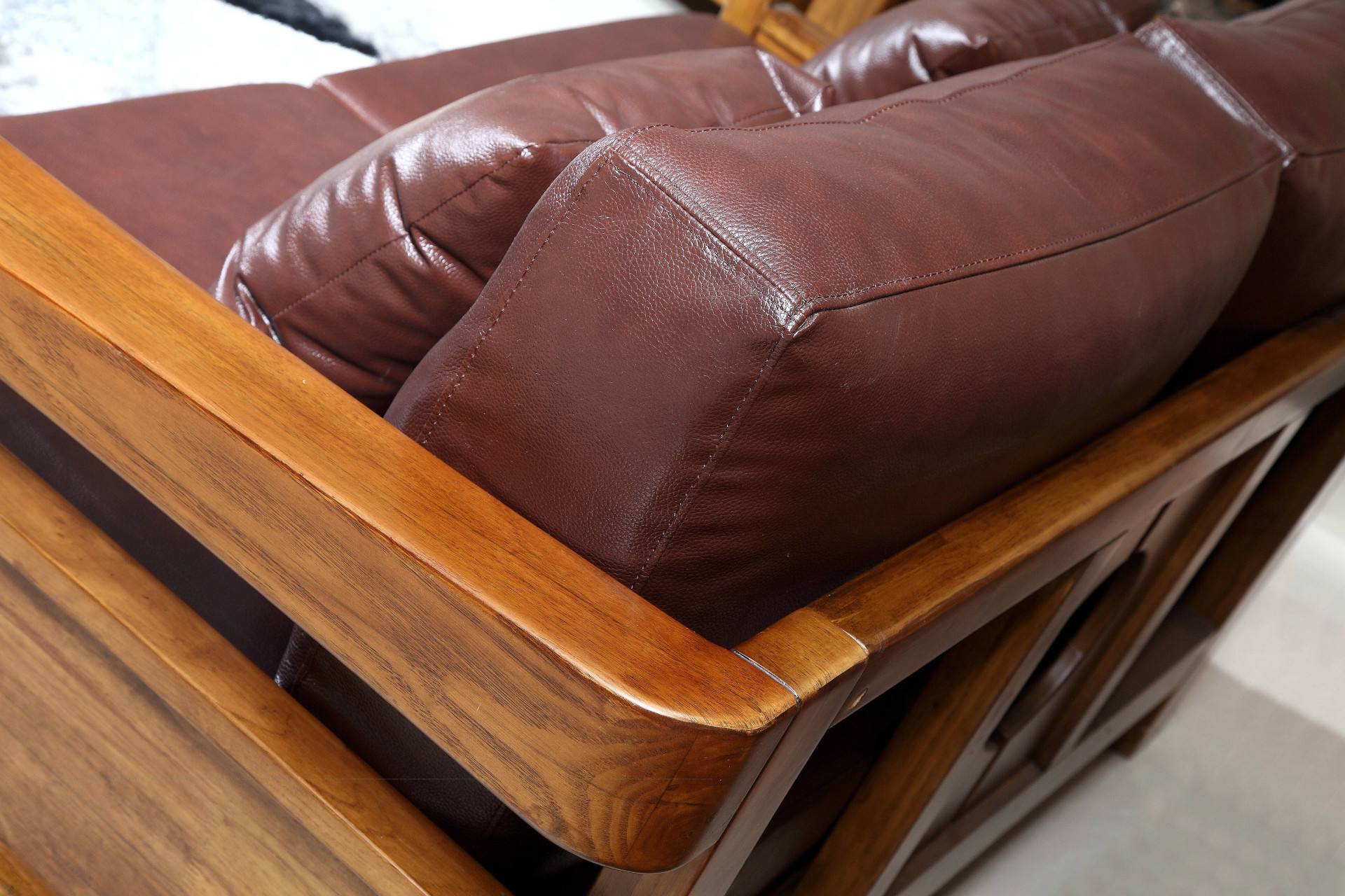 皮沙发怎么选？认准这3点，只要真皮不要仿皮