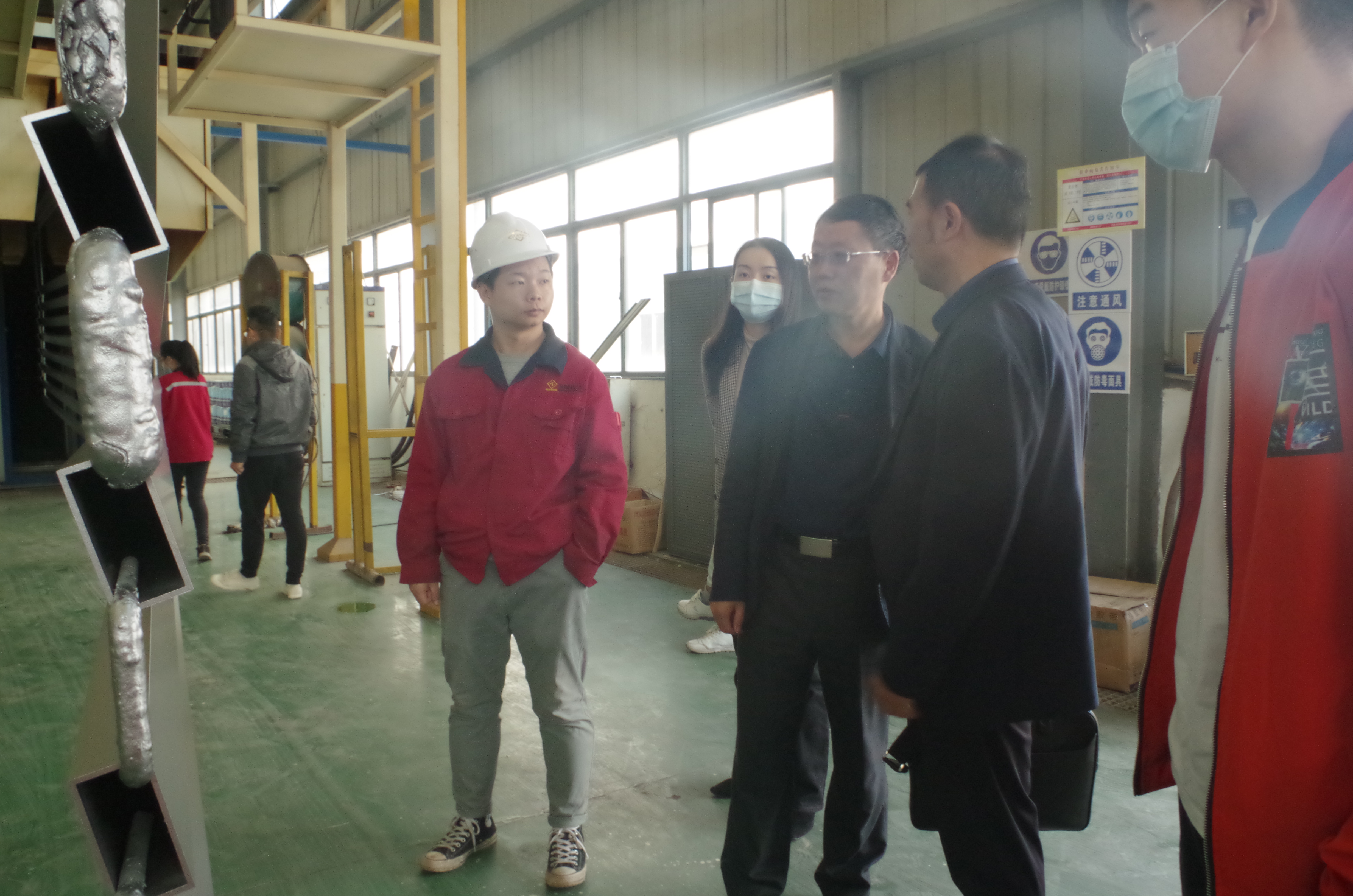 金秋十月，民大学子探访亨威铝业生产基地