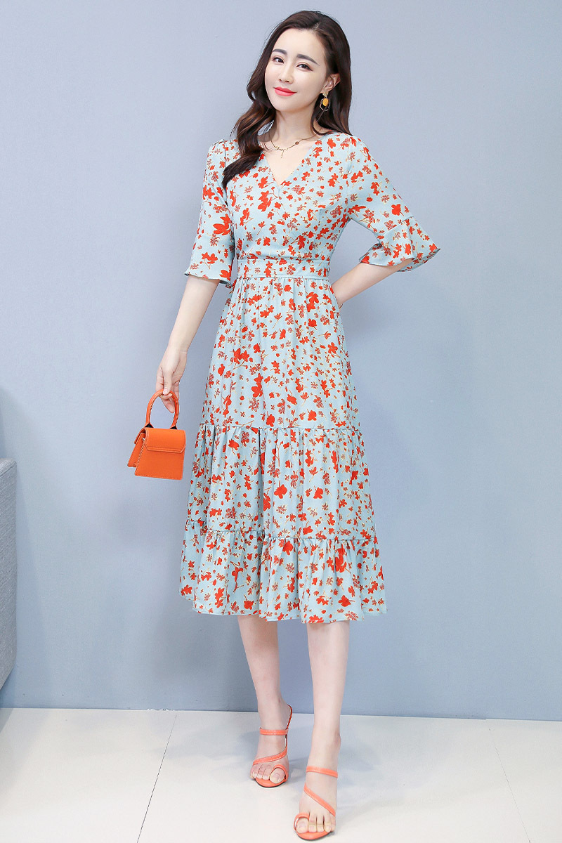 愁损翠黛双眉，日日花阑独凭.雪纺连衣裙，秒变女神范