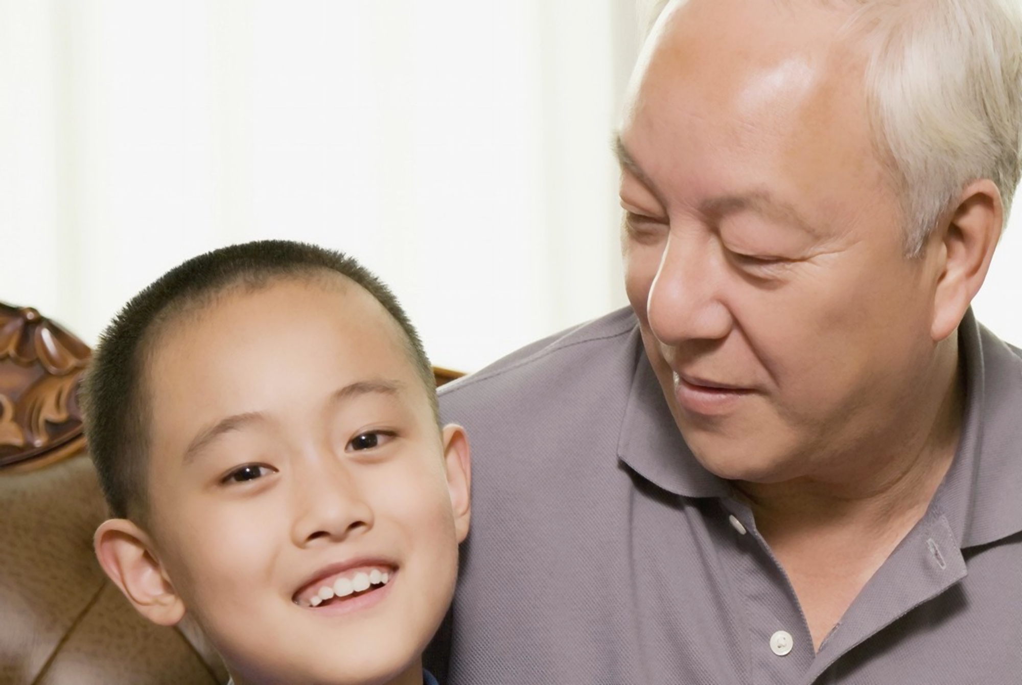 孙子外孙一字之差，老人给“压岁钱”差太多，宝爸气不过当场离席