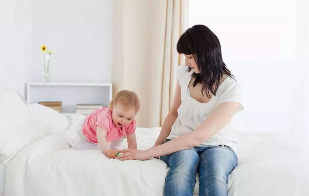 产后缓解手腕疼的动作,产后妈妈手腕疼