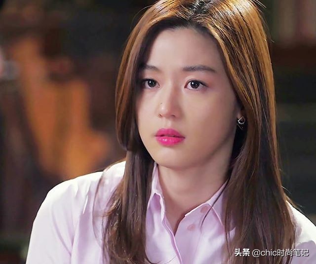 气质女王全智贤,条纹毛衣搭配卡其半裙,美翻了