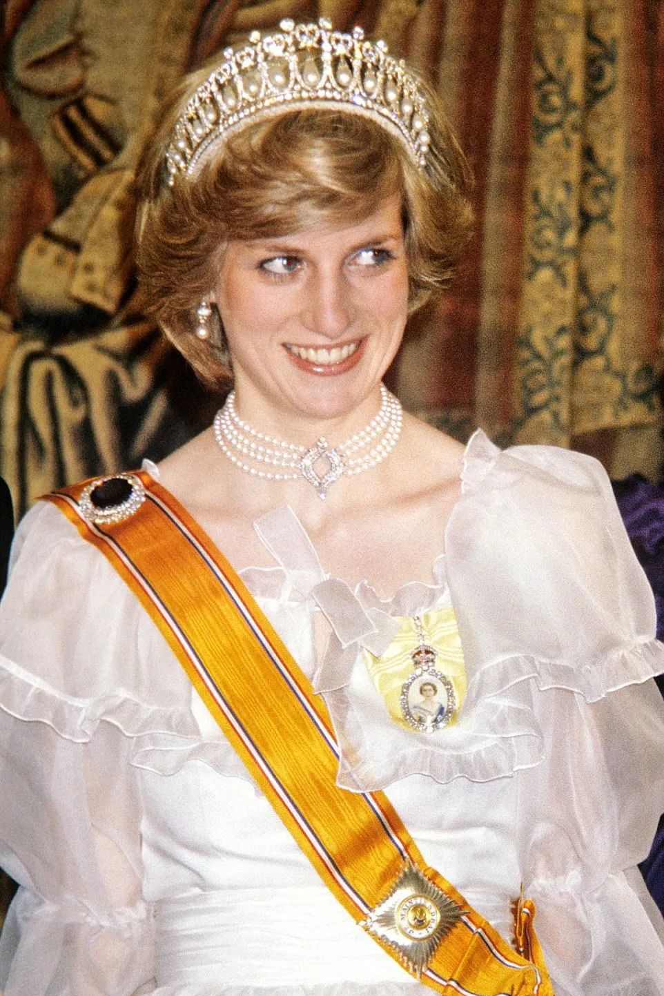 戴妃经典款戒指,戴妃蓝宝石珠宝