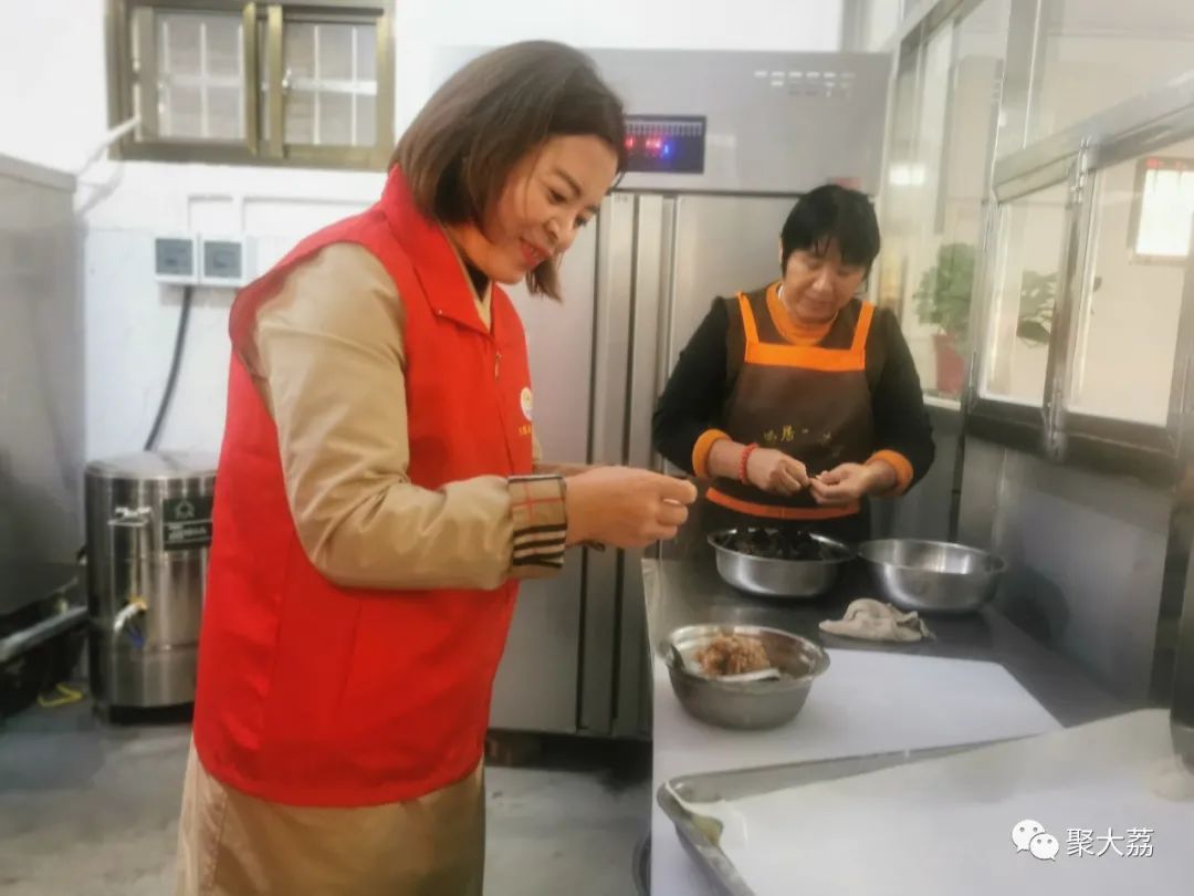 陪老人度过美好重阳节，大荔金龙、鸿运驾校、秦东考务中心在行动