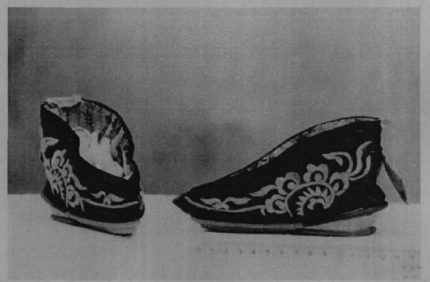 正说缠足一千年：三寸金莲如何从“贵族范儿”，变成了情色风