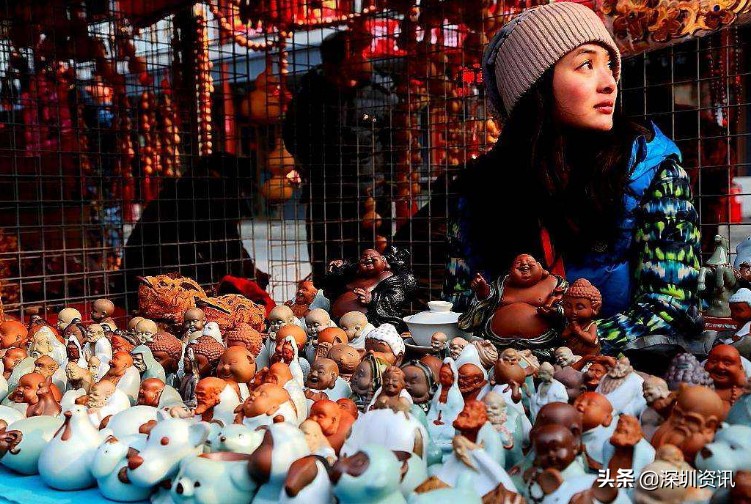 小伙夜市摆地摊卖饰品,小伙摆地摊卖衣服饰品