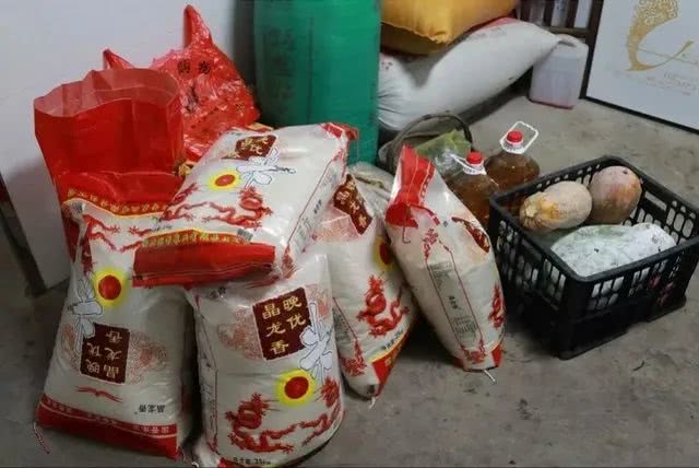 9人湖北探亲吃光三头猪,9个人吃光三头猪