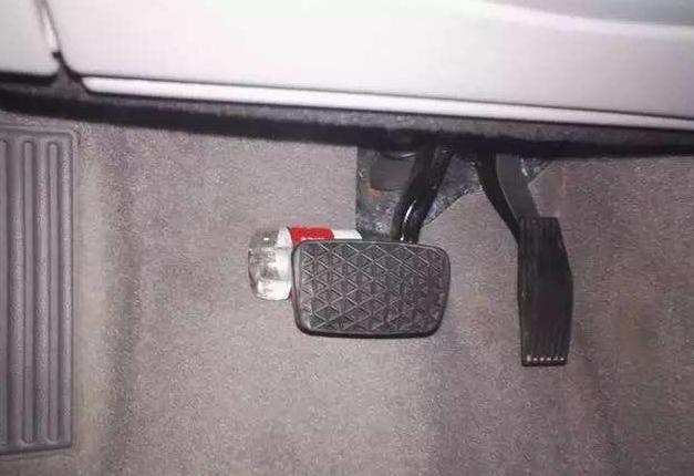 油门失灵维修视频教程,油门卡住了踩急刹怎么办