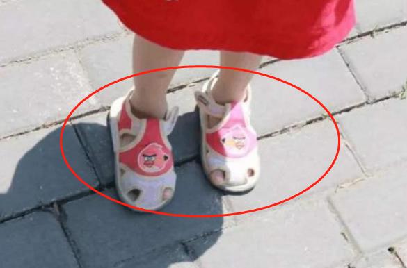 央视曝光“索命鞋”,可导致孩子性早熟,很多父母却还抢着买