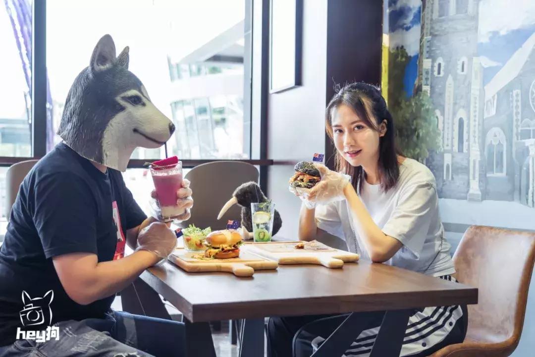 超厚厚厚「黑金汉堡」，想吃嘴要张大大大