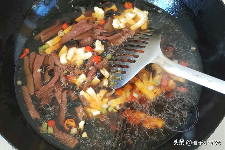 如何辨别鸭血真假,真假鸭血怎么辨别