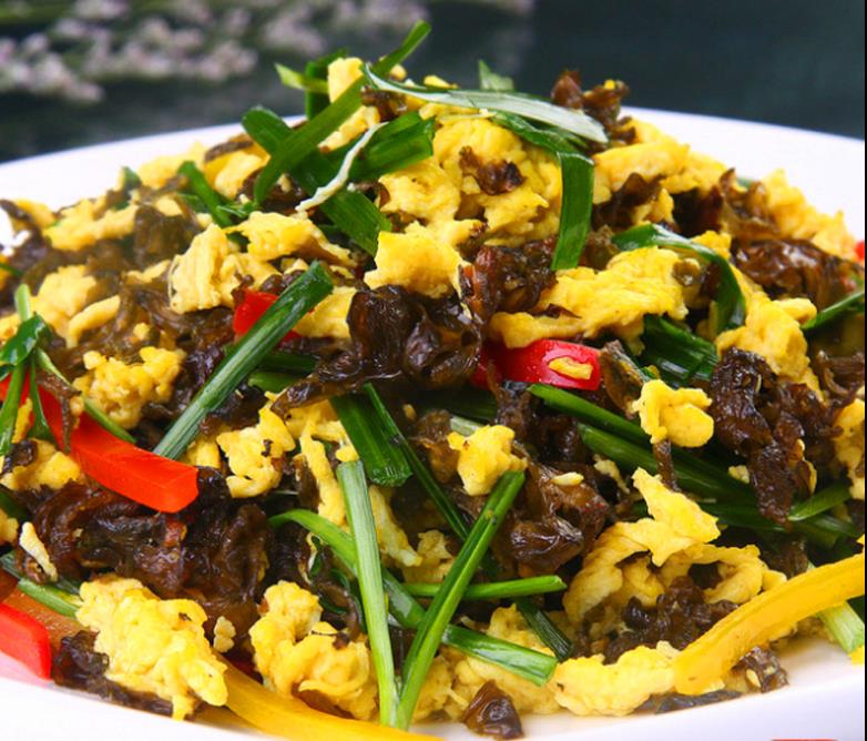 刚刚从树上采鲜木耳怎么做才好吃,野外采摘木耳的做法