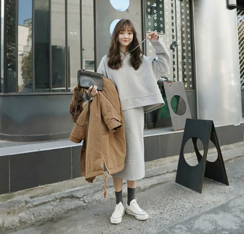 女士灰色卫衣搭配,灰色卫衣的经典搭配女