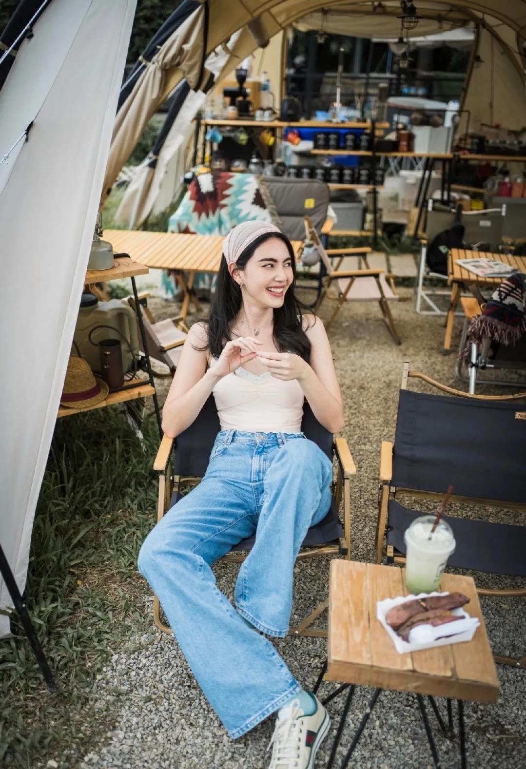 杨幂穿蕾丝大秀时尚身材,杨幂穿蓝色套裙现身狂秀竹竿腿