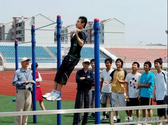 2个动作改善弯腰驼背强背力,总是弯腰驼背如何锻炼背部肌肉