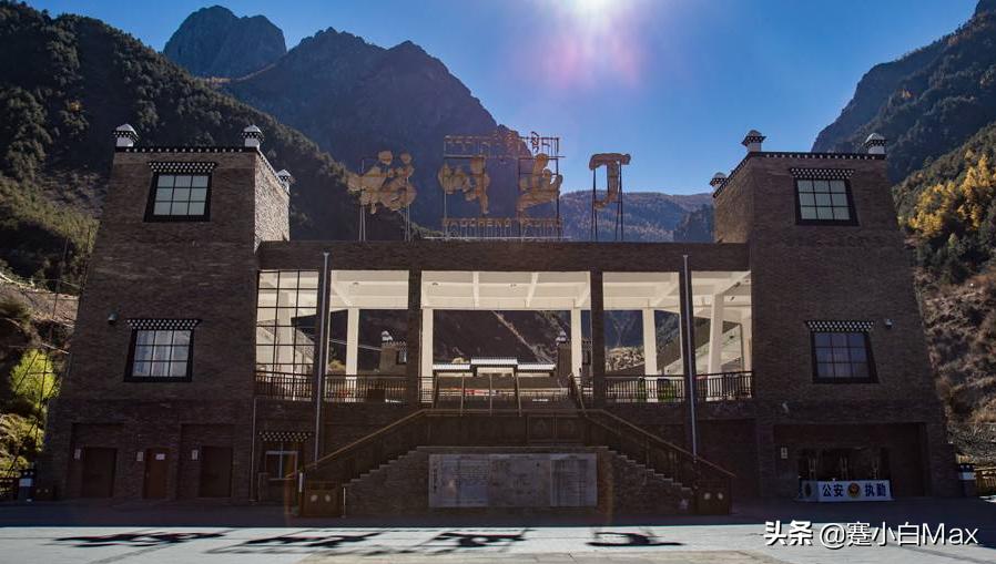 稻城亚丁的文章是谁写的,关于稻城亚丁的一本小说